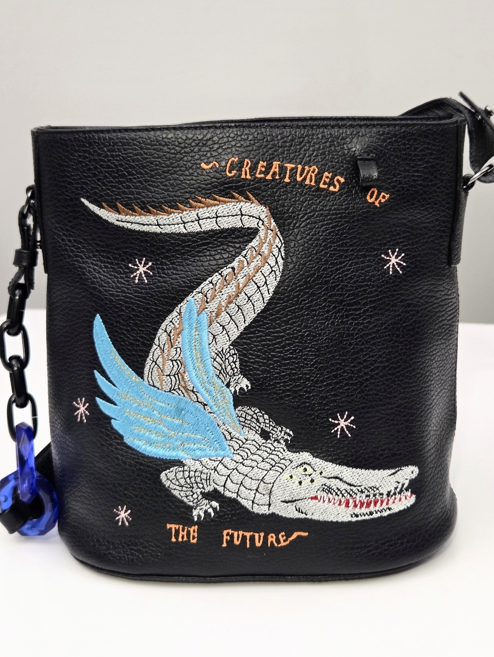 EXCELLENT MIN & MON CREATURES OF THE FUTURE EMBROIDERED ALLIGATOR BUCKET BAG - Picture 2 of 7